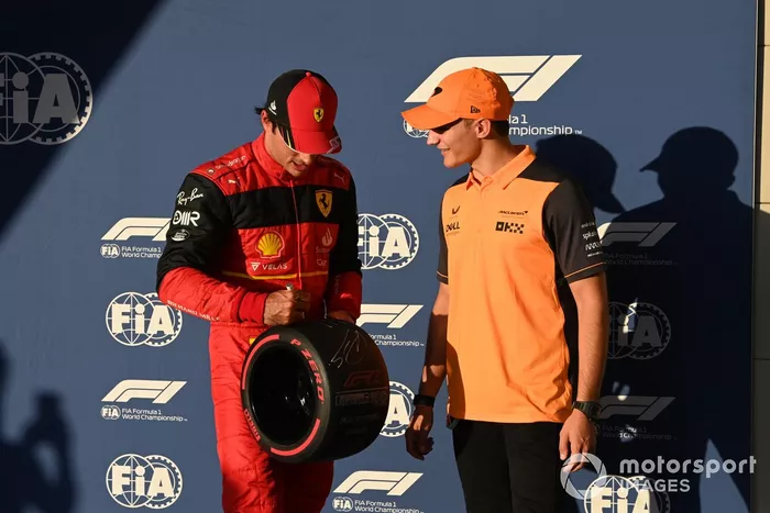 El hombre de la pole Carlos Sainz, Ferrari, recibe el premio Pirelli Pole Position de manos de Alex Palou, McLaren