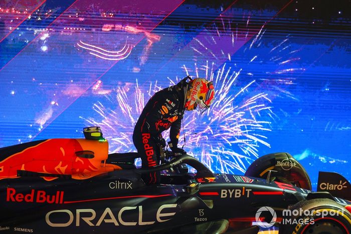 Sergio Pérez, Red Bull Racing, 1ª posición, celebra la victoria en el Parc Ferme