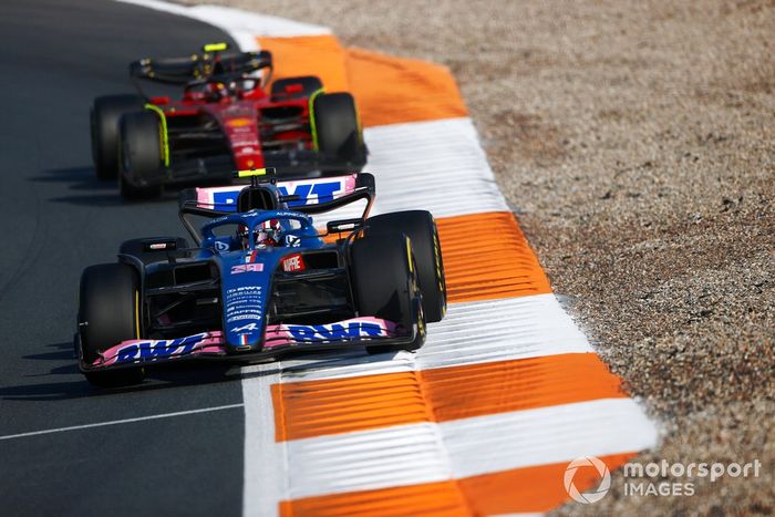 Esteban Ocon, Alpine A522, Carlos Sainz, Ferrari F1-75