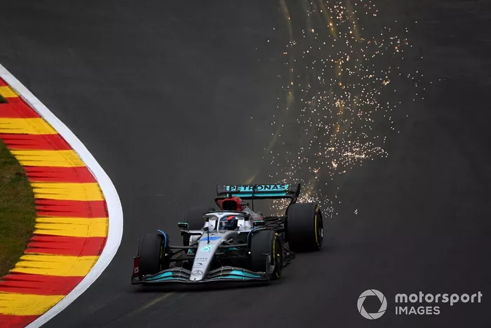 George Russell, Mercedes W13, echa chispas