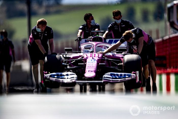 Los mecánicos mueven el monoplaza de Sergio Pérez, Racing Point in the pit lane