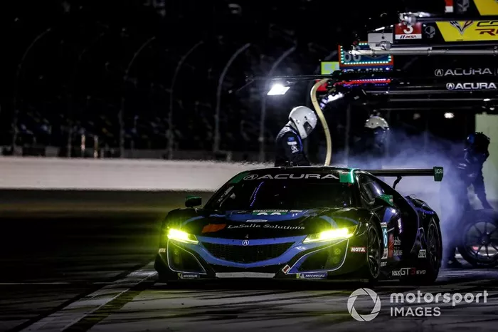 #86 Meyer Shank Racing w/ Curb-Agajanian Acura NSX GT3, GTD: Mario Farnbacher, Trent Hindman, Justin Marks, AJ Allmendinger, pit stop