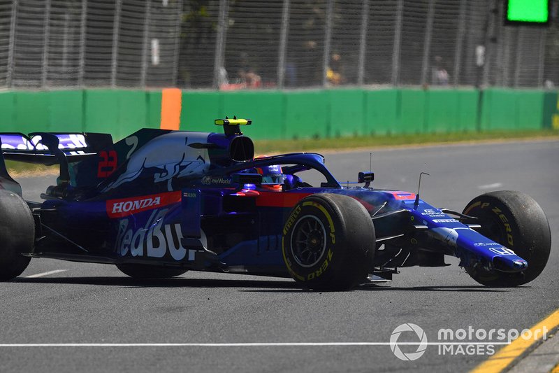 Alexander Albon, Toro Rosso STR14, suffers a spin and damages his front wing