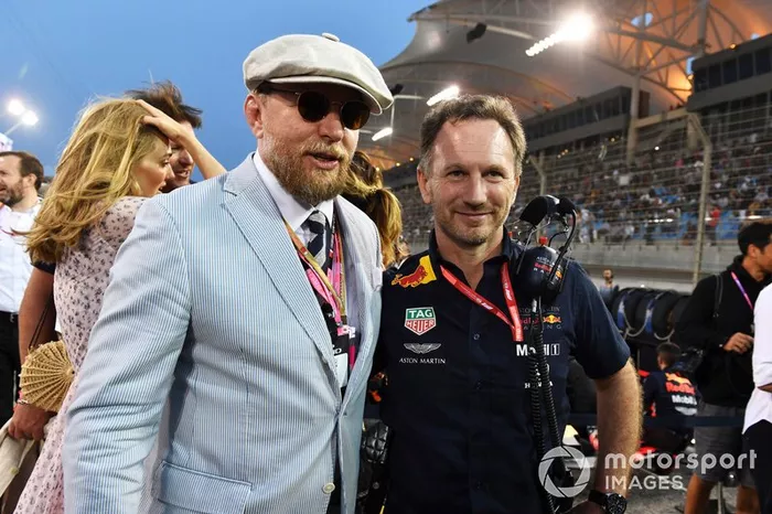 El director Guy Ritchie en la parrilla con Christian Horner, director del equipo Red Bull Racing