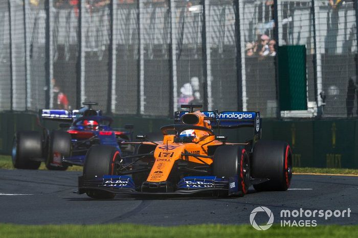 Carlos Sainz Jr., McLaren MCL34, Daniil Kvyat, Toro Rosso STR14