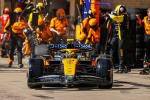Lando Norris, McLaren MCL38, sai da sua box após uma paragem