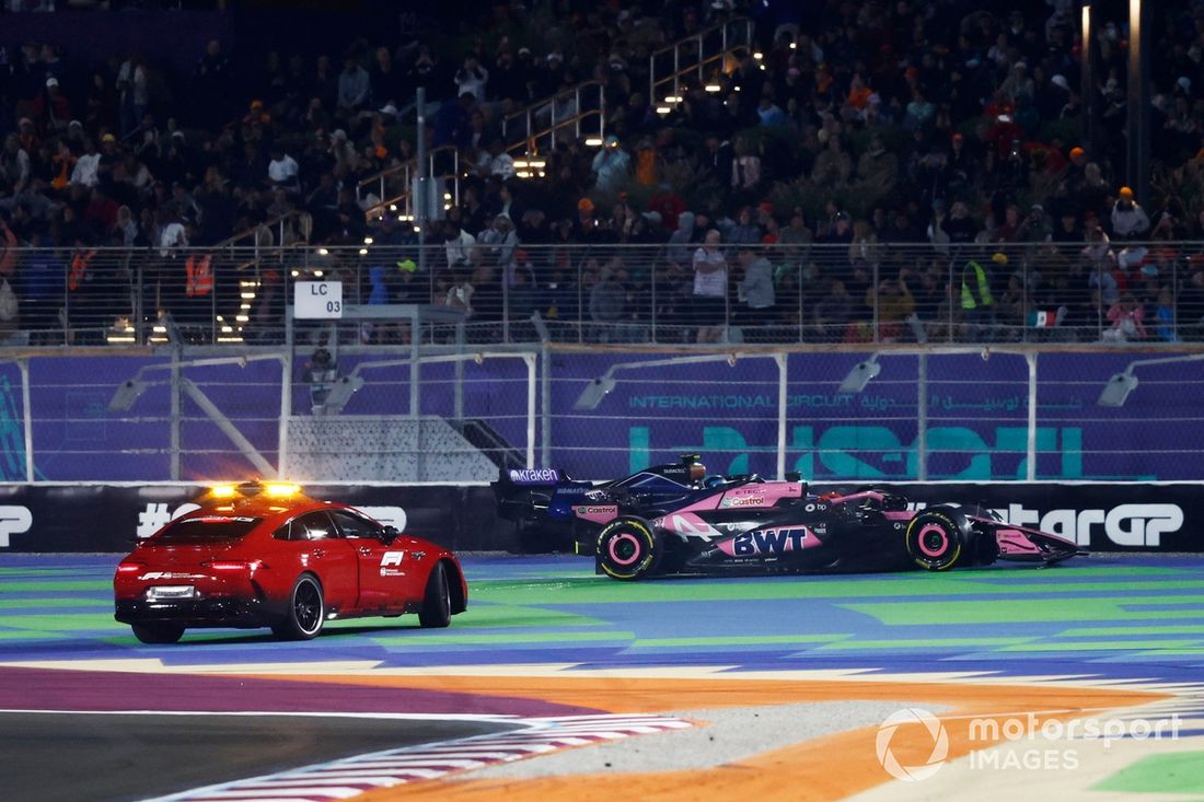 Esteban Ocon, Alpine A524, Franco Colapinto, Williams FW46, chocan en la primera vuelta