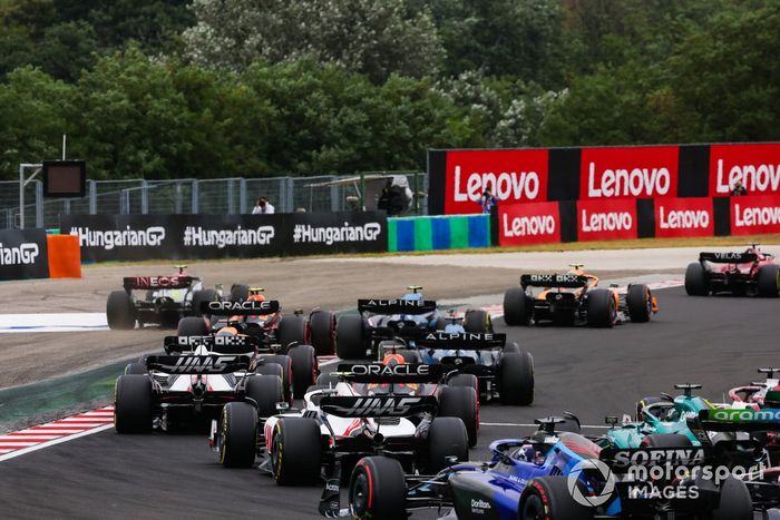 Charles Leclerc, Ferrari F1-75, Lando Norris, McLaren MCL36, Lewis Hamilton, Mercedes W13, Sergio Pérez, Red Bull Racing RB18, Esteban Ocon, Alpine A522, el resto del campo en la vuelta de apertura
