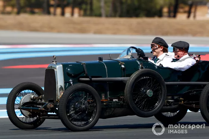 Sebastian Vettel, Aston Martin, Johnny Herbert, Sky TV, en el Aston Martin Green Pea TT1 de 1922