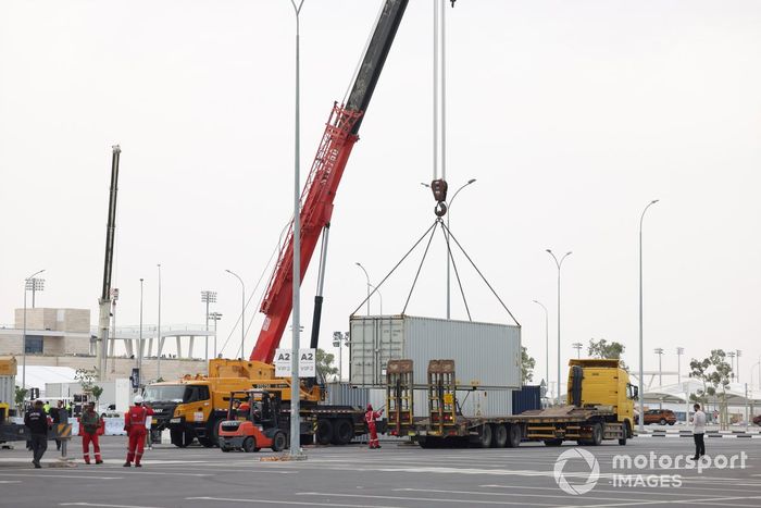 Contenedores de mercancías llegando al circuito 
