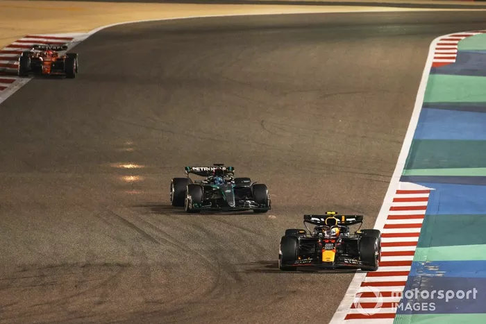 Sergio Pérez, Red Bull Racing RB20 George Russell, Mercedes F1 W15 