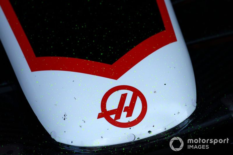 Logotipo del equipo en el morro del Haas VF-24 