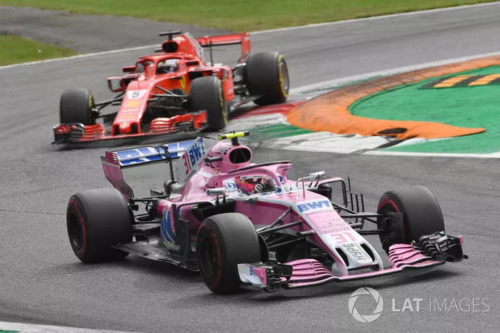 Esteban Ocon, Racing Point Force India VJM11 y Sebastian Vettel, Ferrari SF71H battle 