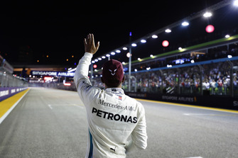Lewis Hamilton, Mercedes AMG F1, saluta il pubblico dopo aver conquistato la Pole Position