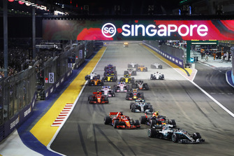Lewis Hamilton, Mercedes AMG F1 W09 EQ Power+, devant Max Verstappen, Red Bull Racing RB14, et Sebastian Vettel, Ferrari SF71H, au départ