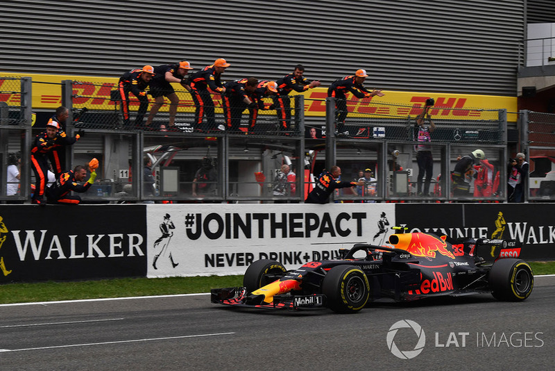 Max Verstappen, Red Bull Racing RB14 przejeżdża metę