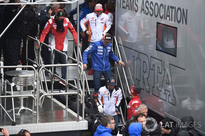 Xavier Simeon, Avintia Racing,  saliendo de la reunión de seguridad