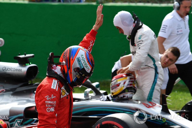 Pole pozisyonu galibi Kimi Raikkonen, Ferrari kutluyor