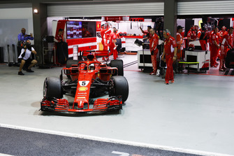 Sebastian Vettel, Ferrari SF71H, lascia il garage