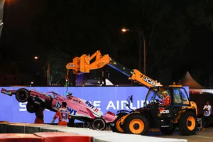 I marshal rimuovono la monoposto danneggiata di Esteban Ocon, Racing Point Force India VJM11
