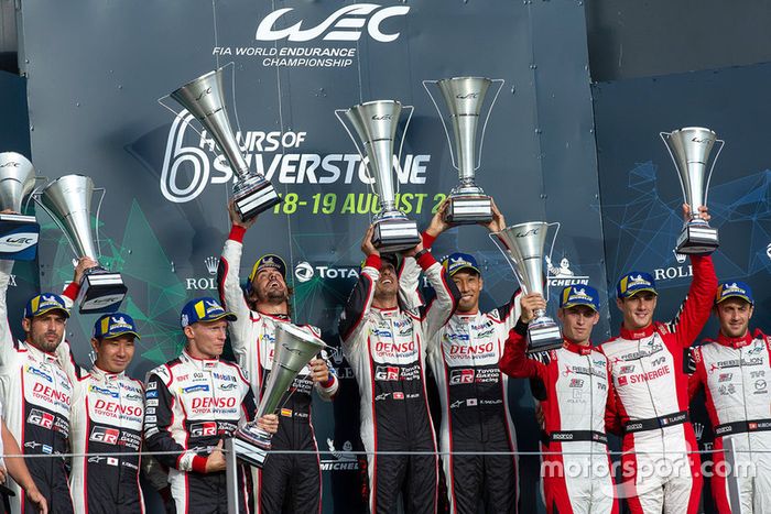 Podio: los ganadores de la carrera #8 Toyota Gazoo Racing Toyota TS050: Sebastien Buemi, Kazuki Nakajima, Fernando Alonso, los segundos clasificados #7 Toyota Gazoo Racing Toyota TS050: Mike Conway, Kamui Kobayashi, Jose Maria Lopez, y los terceros #3 Rebellion Racing Rebellion R-13: Mathias Beche, Gustavo Menezes, Thomas Laurent