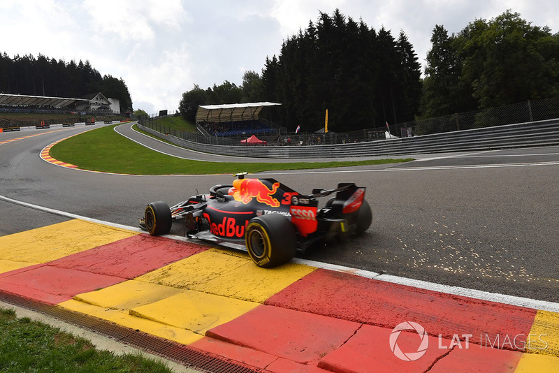 Max Verstappen largou em sétimo, quase bateu na largada e terminou em terceiro