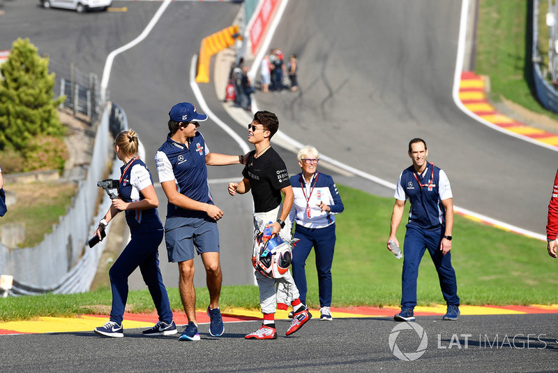 Lance Stroll, Williams Racing, cammina lungo il circuito con Nyck De Vries