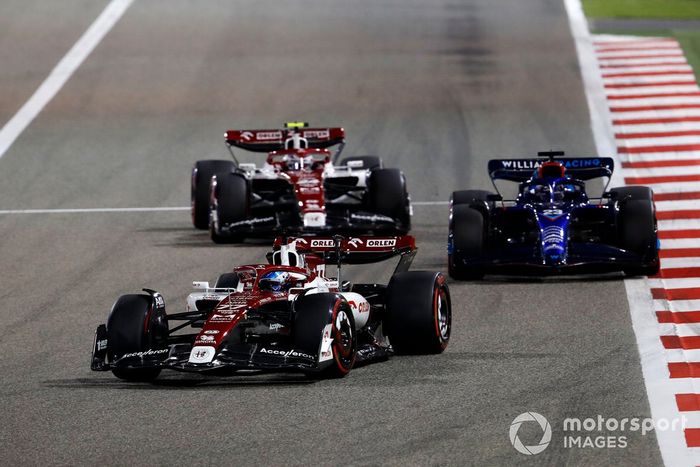Valtteri Bottas, Alfa Romeo C42, Alex Albon, Williams FW44, Guanyu Zhou, Alfa Romeo C42