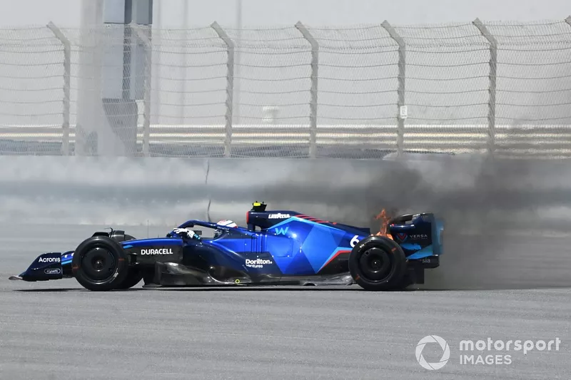 Nicholas Latifi, Williams FW44, si ferma a causa di un incendio all'impianto frenante posteriore 