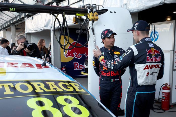 Sergio Pérez, Red Bull Racing y Broc Feeney, Triple Eight Race Engineering, Holden Commodore ZB 