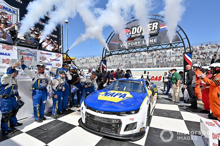 Ganador de la carrera Chase Elliott, Hendrick Motorsports, NAPA Auto Parts Chevrolet Camaro
