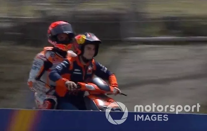 Marc Márquez y Dani Pedrosa tras la caída de Marc