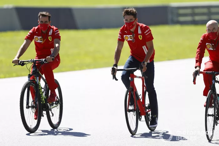 Charles Leclerc, Ferrari pasea por el Red Bull Ring en bici