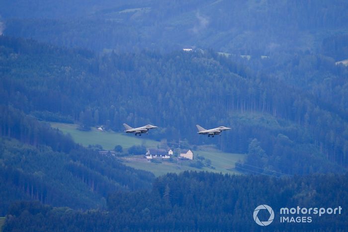 Un par de Eurofighter Typhoons de la Fuerza Aérea Austriaca sobre el circuito