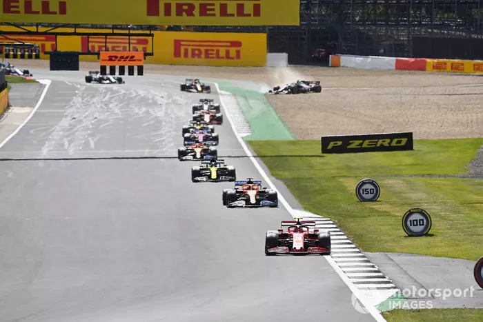 Charles Leclerc, Ferrari SF1000, Carlos Sainz Jr., McLaren MCL35, Daniel Ricciardo, Renault F1 Team R.S.20  y Kevin Magnussen, Haas VF-20en la grava