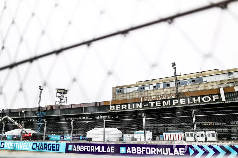 Una vista a través de la pista con uno de los edificios de Berlín-Tempelhof al fondo