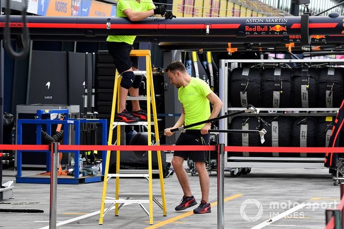 Il personale della Red Bull fa i bagagli nella pitlane