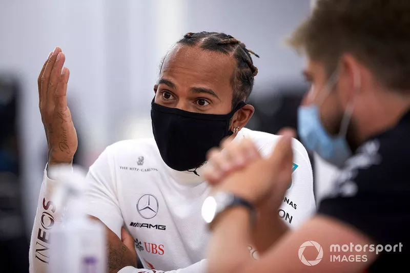 Lewis Hamilton con mascarilla