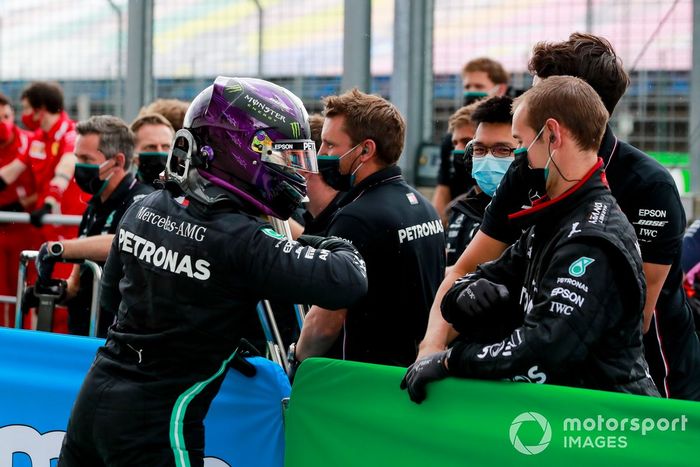 Lewis Hamilton, Mercedes-AMG Petronas F1, celebra con sus compañeros de equipo después de asegurar la pole