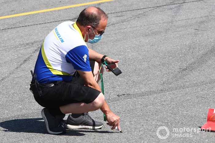 Il tecnico Michelin rileva la temperatura della pista