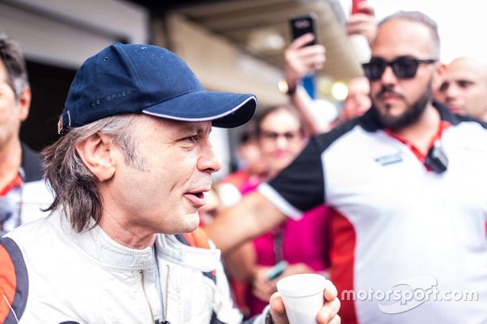Bruce Dickinson: O vocalista do Iron Maiden, é um grande entusiasta do esporte. Em 2018, correu com um carro da Porsche Cup em Interlagos em um aquecimento para a etapa