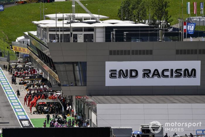 Mecánicos trabajando en el pit lane
