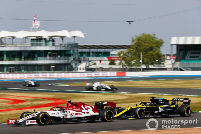 Kimi Raikkonen, Alfa Romeo Racing C39, Daniel Ricciardo, Renault F1 Team R.S.20