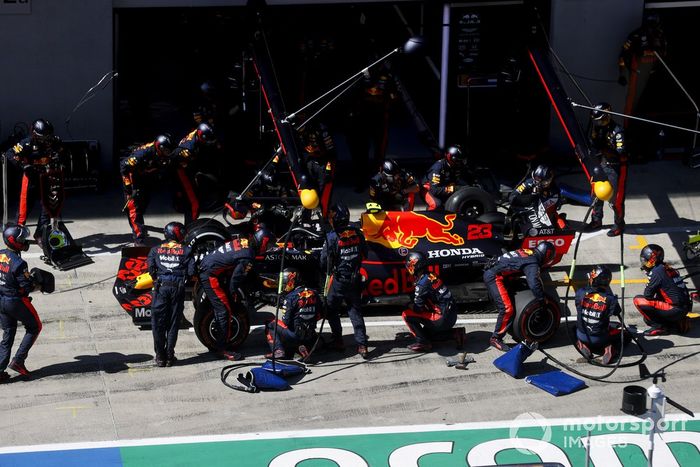 Alex Albon, Red Bull Racing RB16 pit stop