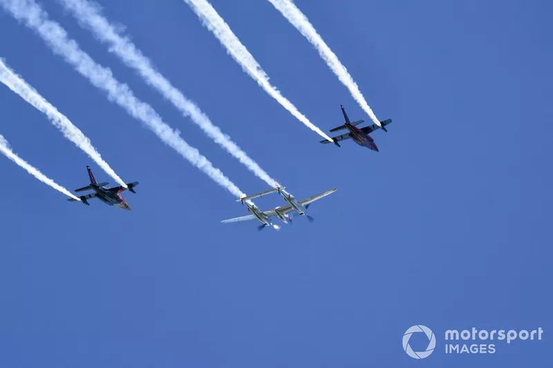 Un Lockheed P-38 Lightning escoltado por un par de Dassault Alpha Jets para la exhibición aérea previa a la carrera
