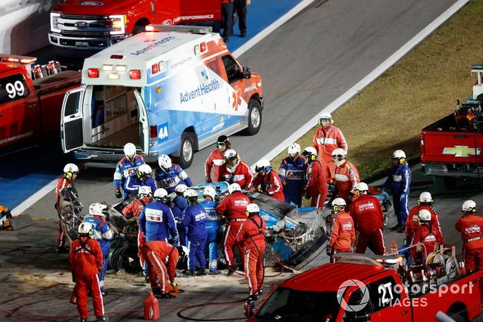 Socorren a Ryan Newman, Roush Fenway Racing, Ford Mustang Koch Industries, tras su accidente