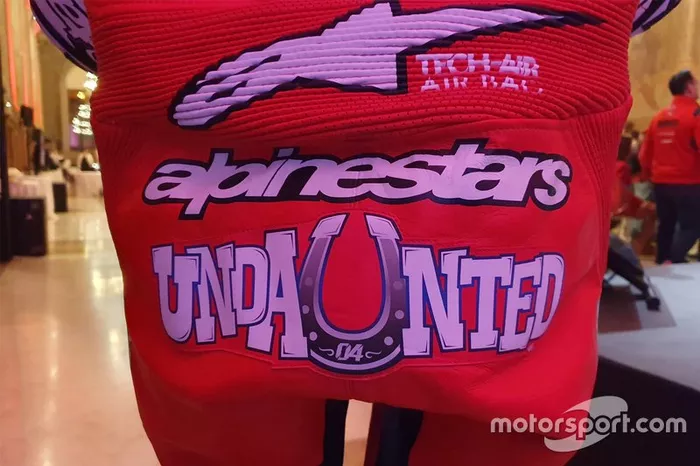 Logo en el mono de Dovizioso
