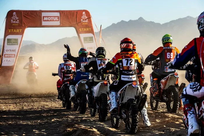 Inicio del Rally Dakar #61 Yamaha: Anthony Boursaud, #65 Yamaha: Guillaume Chollet, #66 KTM: Abdullah Al Shatti, #70 KTM: Mishal Alghuneim, #72 KTM: Philippe Gendron, #69 KTM: Florent Vayssade