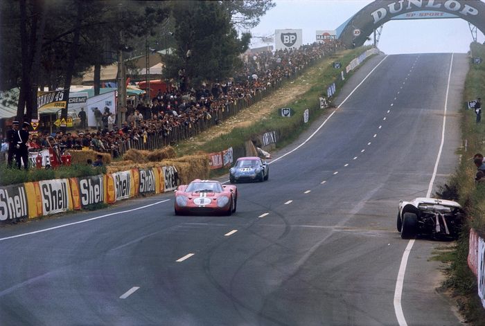#1 Ford GT40: Dan Gurney, AJ Foyt leads #48 Ecurie Savin-Calberson Alpine A210: Roger le Lageneste, Jacques Chieniss