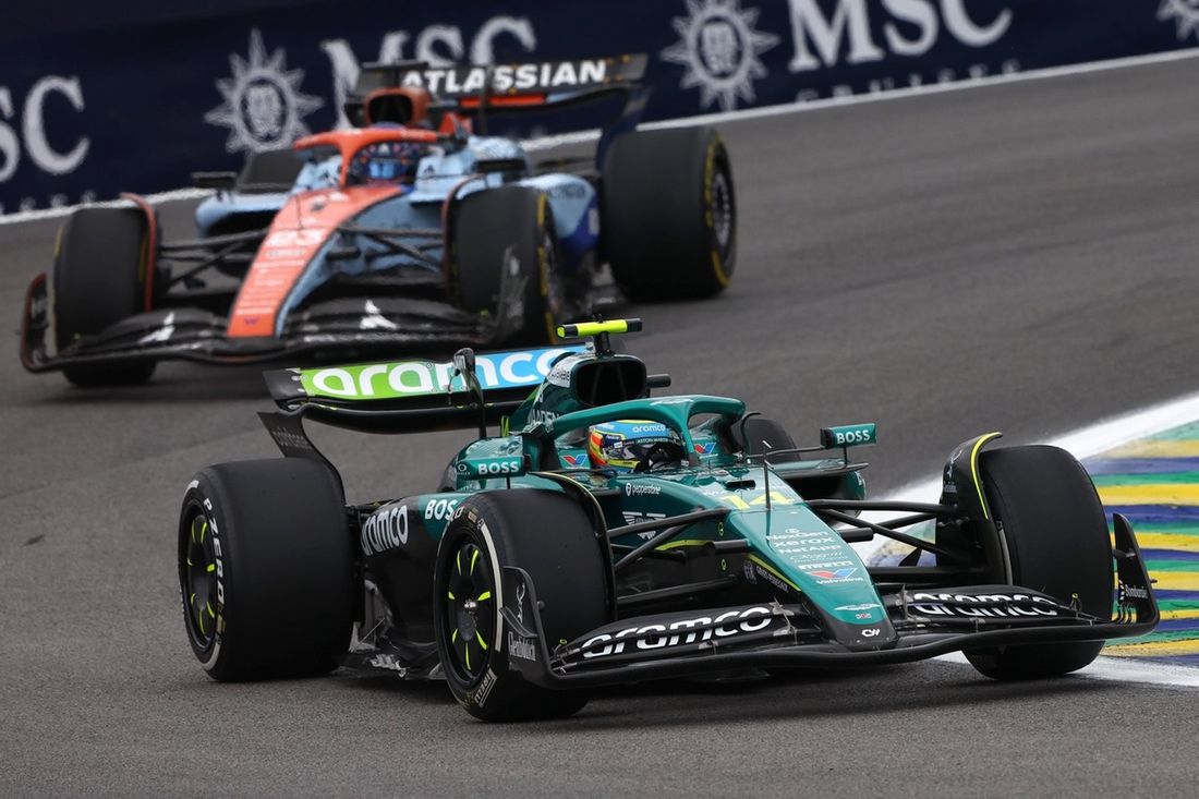 Fernando Alonso, Aston Martin Racing, Alexander Albon, Williams